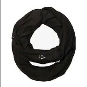 NWT Beyond Yoga Hidden Pocket Infinity Scarf‎ - Black
